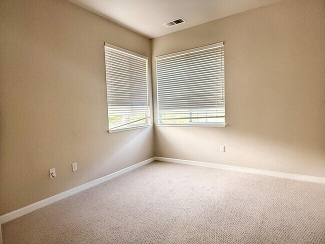 Building Photo - 15 Parkridge Cir