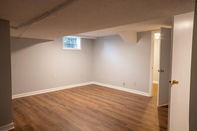 Building Photo - 400 Midland Dr