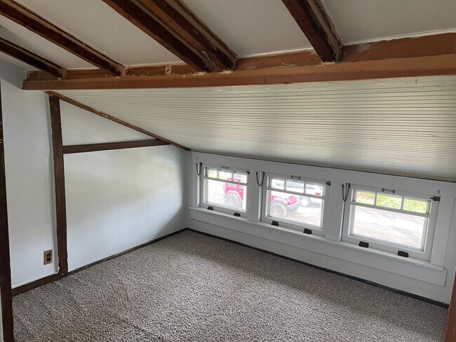Building Photo - Beautifully updated 3 bedroom 1 bath duple...