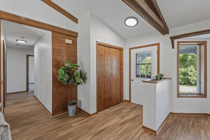 Building Photo - 833 Tyrol Ln