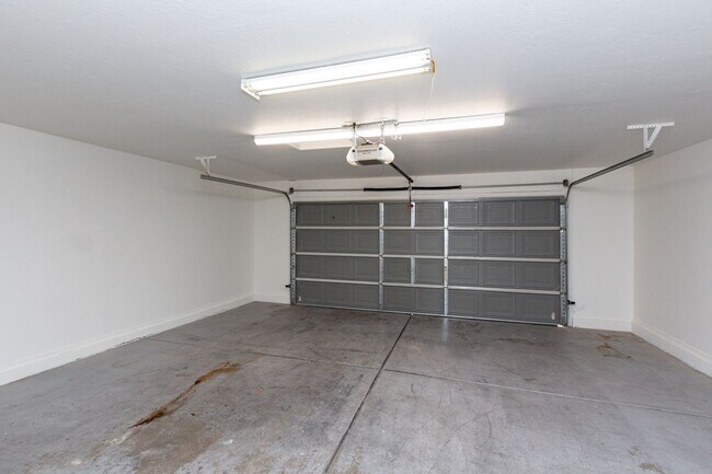 Building Photo - 31569 N Sundown Dr