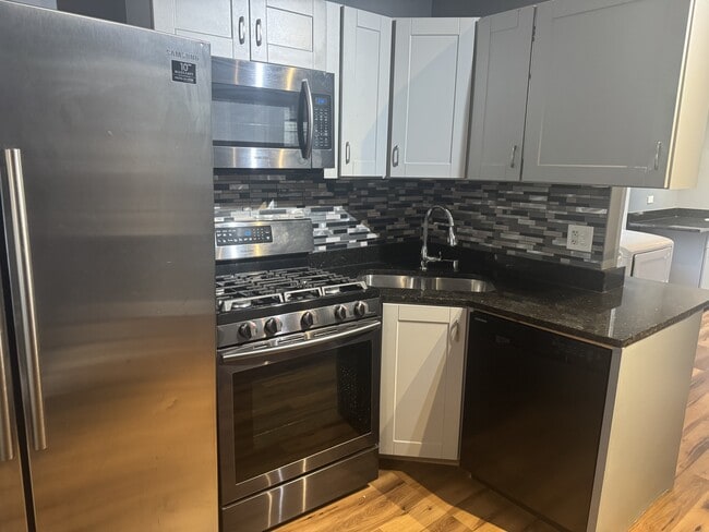 Building Photo - 2062 N Damen Ave