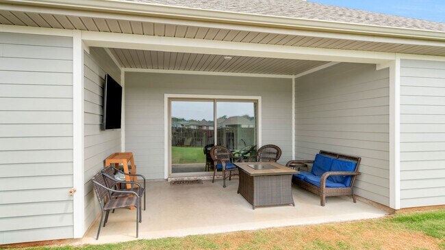Building Photo - Like-new 4BR/3BA home in desirable St. Cla...