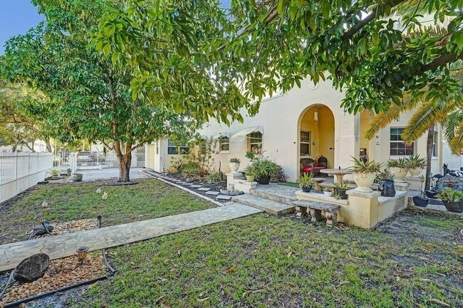 Building Photo - 2000 Jackson St