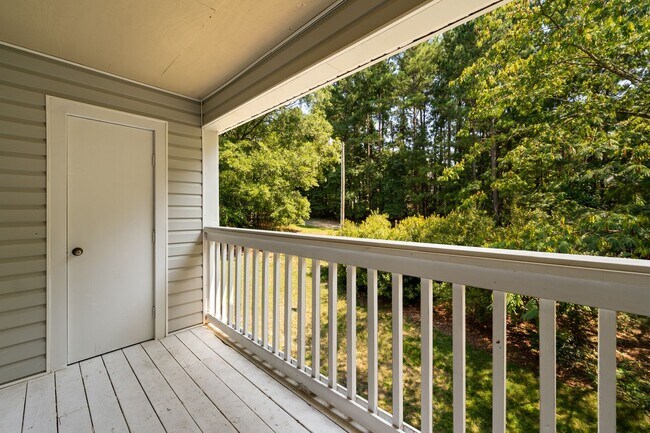 Building Photo - Updated 2BR/2.5BA in Fantastic Chapel Hill Location! Convenient to I-40!