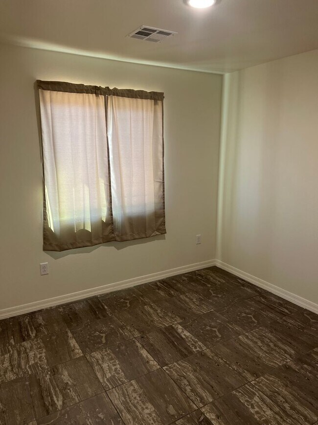 Building Photo - 3 Bedroom 2 Bath Home with fencing in San Luis AZ.