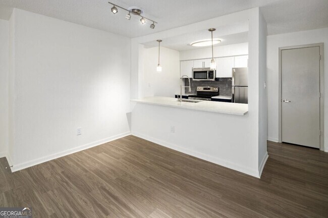 Building Photo - 6873 Peachtree Blvd