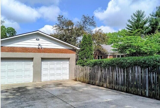 Building Photo - 208 N Lewis Ct