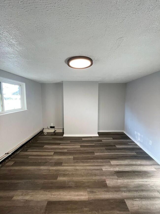 Building Photo - Modern 3 bed, move in ready! Section 8 Acc...