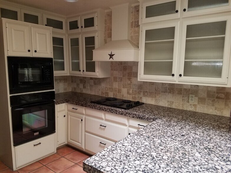 Building Photo - 1400 Pebble Ct