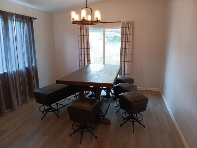 Building Photo - Cozy 4 bedroom, 2.5 bathroom home! Showing...