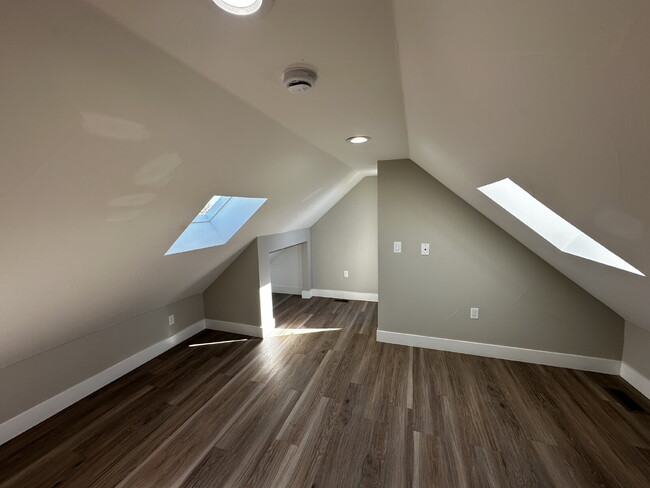 Building Photo - "Spacious & Stylish Duplex Oasis: 2 Bed, 2...