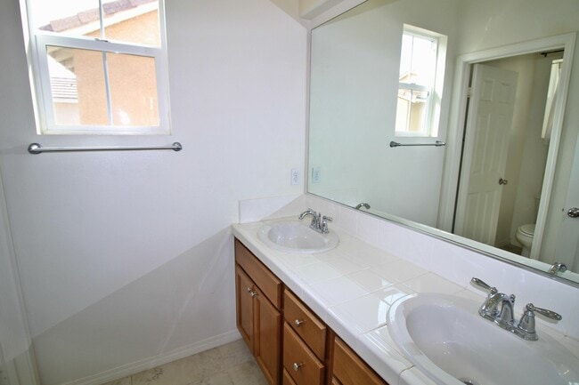 Building Photo - Oxnard | 3 bed + 2.5 bath single-family ho...