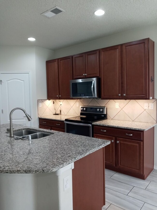 Building Photo - FOUR BEDROOMS!