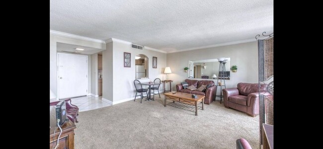 Building Photo - Top Floor 1 Bed High-Rise Condo! Parking I...