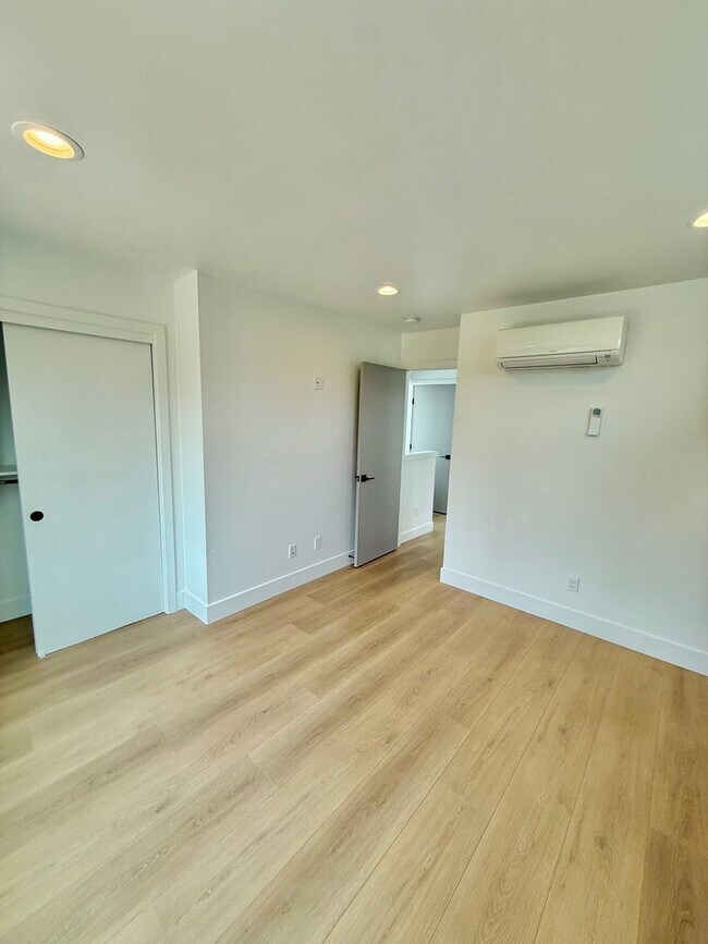 Building Photo - Spacious 3-Bedroom Townhome in the Heart of Greenwood