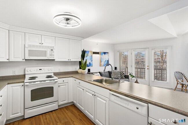 Building Photo - 3250 Fairfield Ave