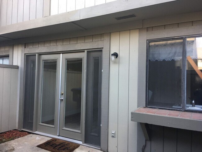 Building Photo - Freshly updated Woodside Park townhouse, c...
