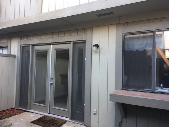 Building Photo - Freshly updated Woodside Park townhouse, close to Fresno State.