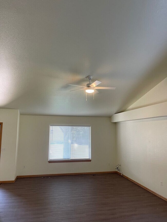 Building Photo - Single-Family Luxury: Maintenance-Free Liv...