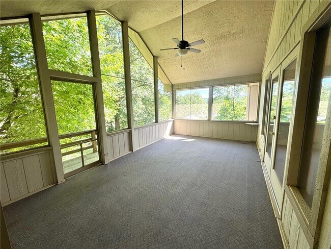 Building Photo - 25 Elizabeth Dr