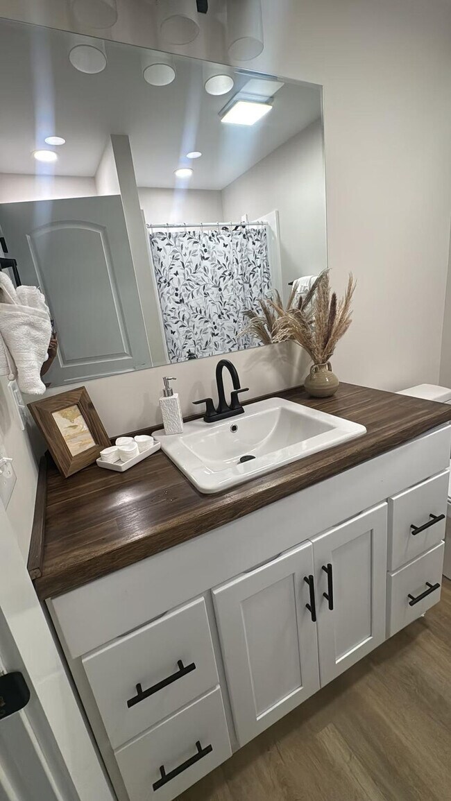 Building Photo - 203 Brockman Ave