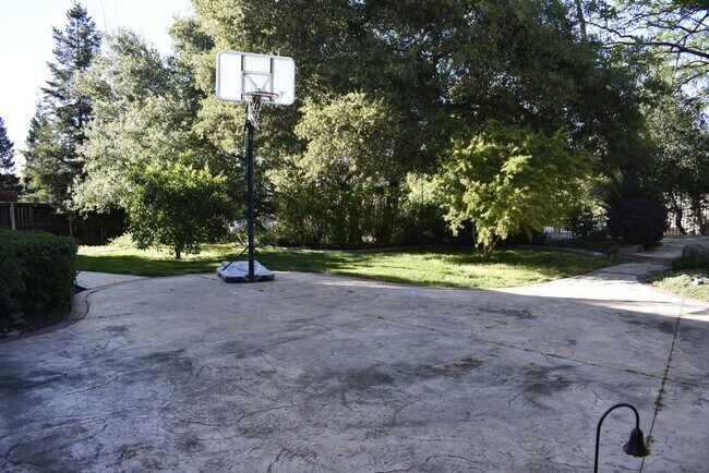 Building Photo - 630 Rogers Cir