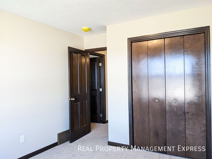 Building Photo - 3 Bedroom 2.5 Bathroom Single Family Townhome