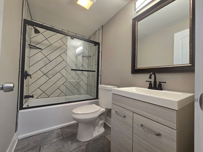 Building Photo - Adorable, remodeled 3br/2ba house close to...