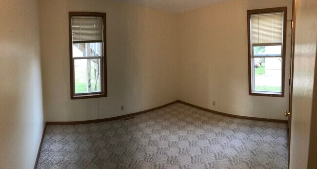 Building Photo - River St