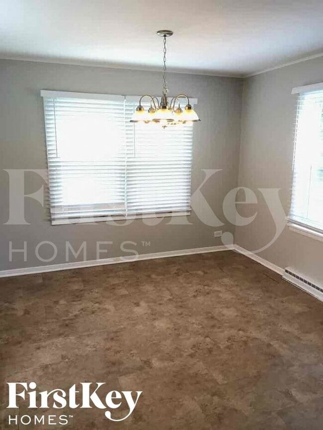 Building Photo - 6667 Glenview Dr