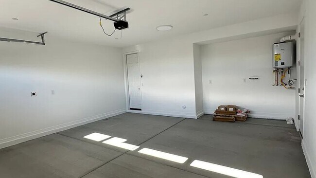 Building Photo - Large North Peoria Home