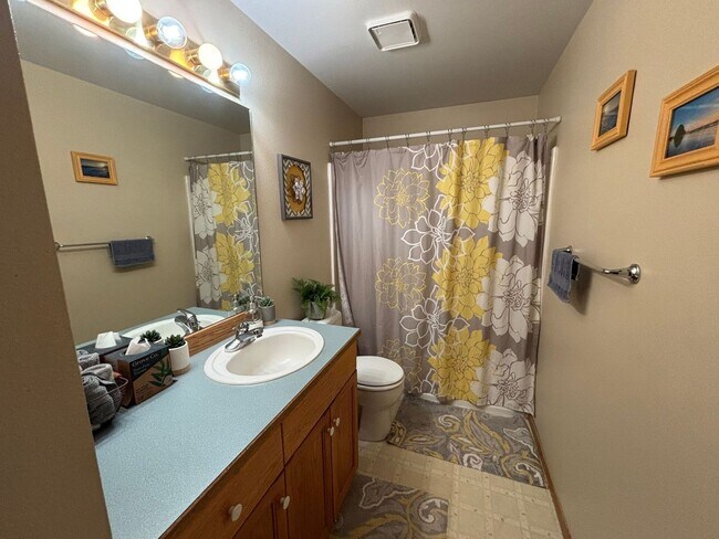 Building Photo - Spacious 3BR/2BA Home in Bend with Vaulted...