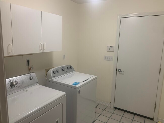 Building Photo - 343 Ruckel Dr