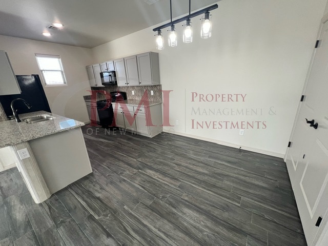 Building Photo - 5491 Ledesma Dr