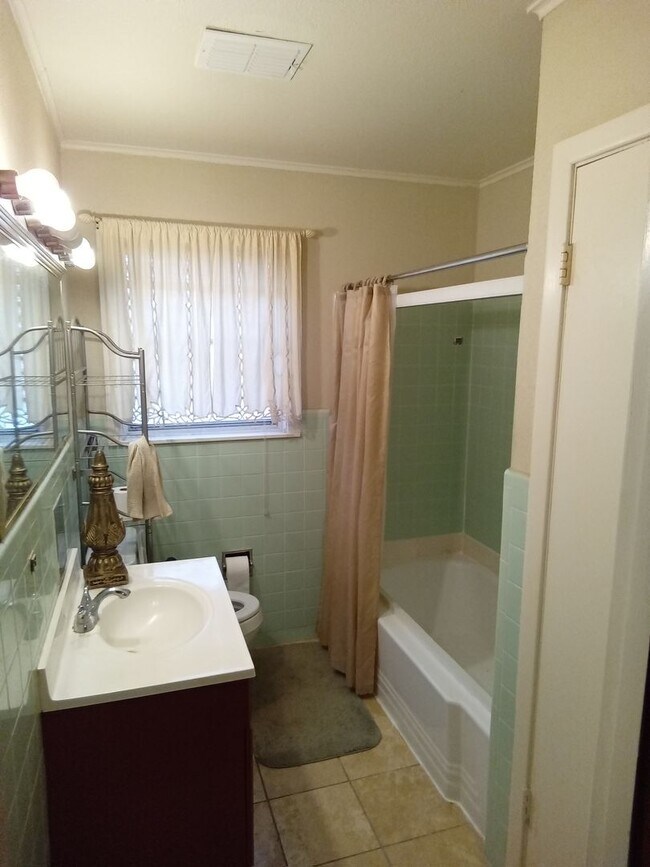 Building Photo - Old Greenacres!!