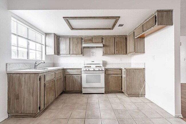 Building Photo - "Chic & Spacious 2-BR Gem in Covina: Modern Living with 2 Full Baths!"