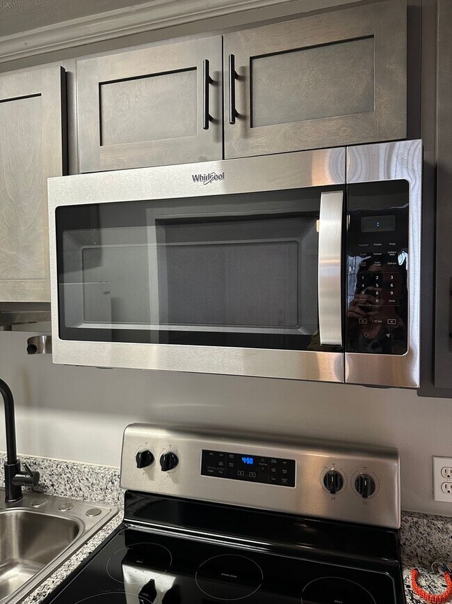 Building Photo - Evian Tower Condominium: 1BD/1BA and comes with assigned parking space. AVAILABLE NOW 2/1/24