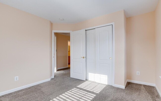 Building Photo - Charming Abingdon Townhome with Modern Upgrades!