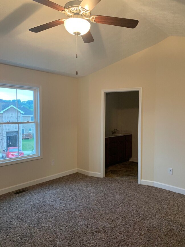 Building Photo - ***$500 Off First Months Rent*** Cedar Point Townhouse for Rent!