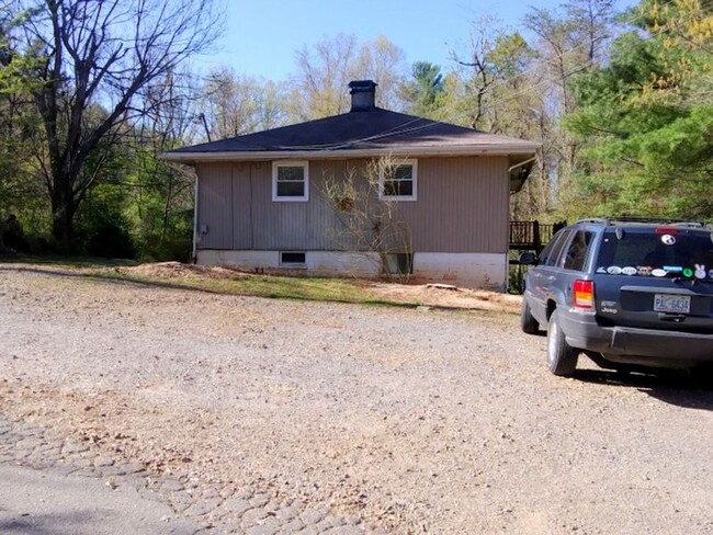 Building Photo - Tri-Plex Basement Apartment