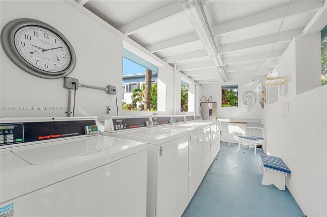 Building Photo - 425 Bayshore Dr