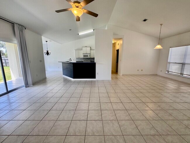 Building Photo - 90 Flamingo Dr