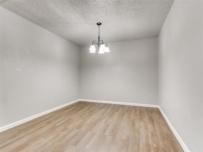 Building Photo - Super 4 Bed 1.5 Bath in the South Gate Addn in Moore, OK