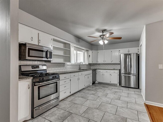 Building Photo - 2641 Kent Dr