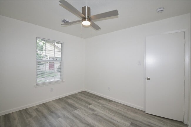 Building Photo - 6145 Settlers Square Ln
