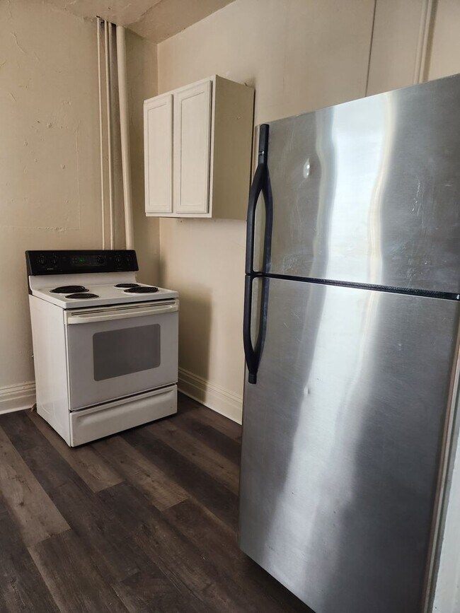 Building Photo - 920 W King St