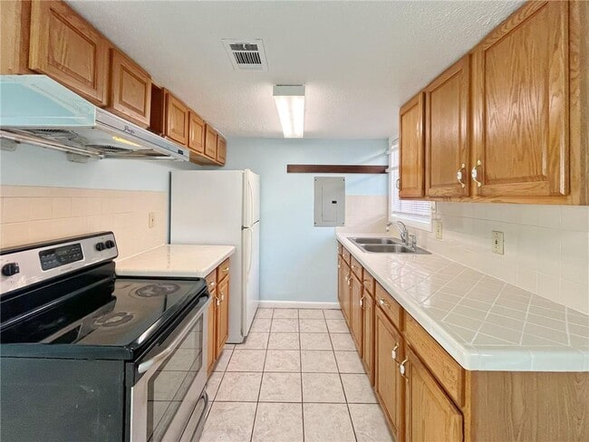 Building Photo - 2946 N Dekalb Dr