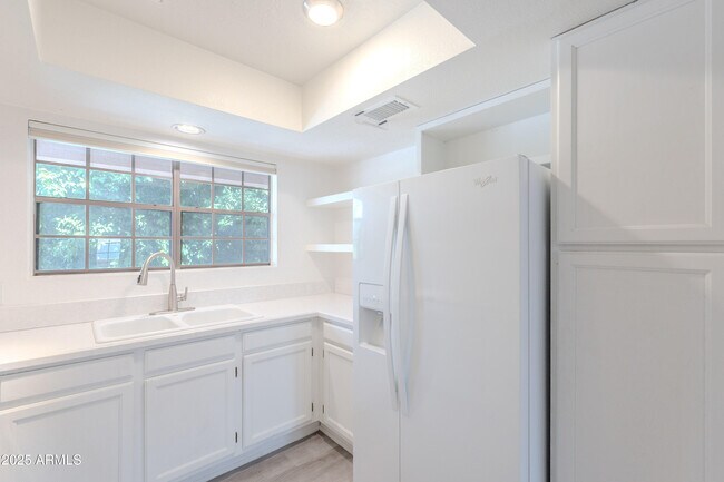 Building Photo - 5950 N 78th St
