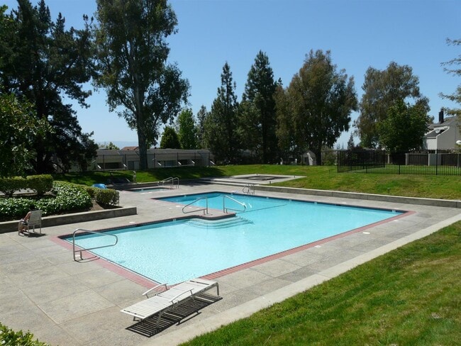 Building Photo - Bright and Spacious 2 Bedroom 2.5 Townhouse in Desirable Terrace Hills Community